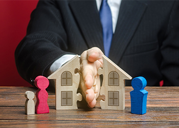 Man shares a house between former spouses in a divorce process