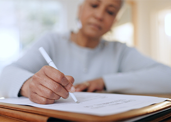 Senior women preparing her will