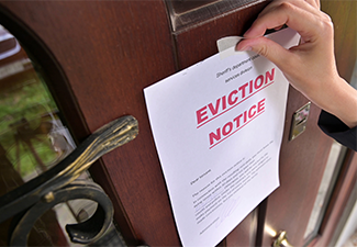 Civil servant sticks a notice of eviction of the tenant