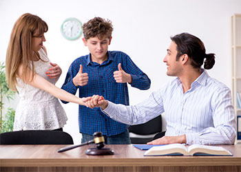 Happy child supporting agreement between divorced parents
