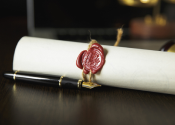 Last will document and pen in table