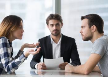 Divorcing couples with mediator