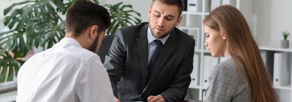 Couples visiting attorney for divorce