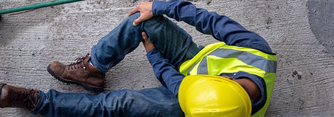 Builder hurts knee after falling from scaffolding