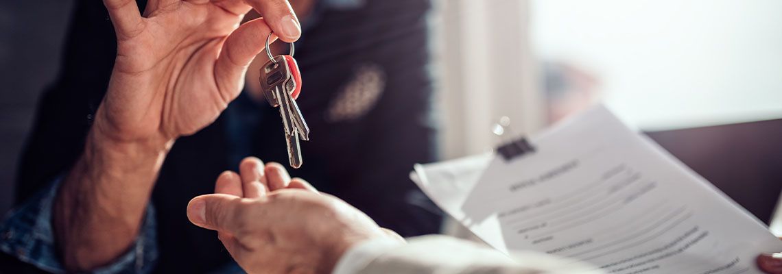 Landlord passing keys to tenant