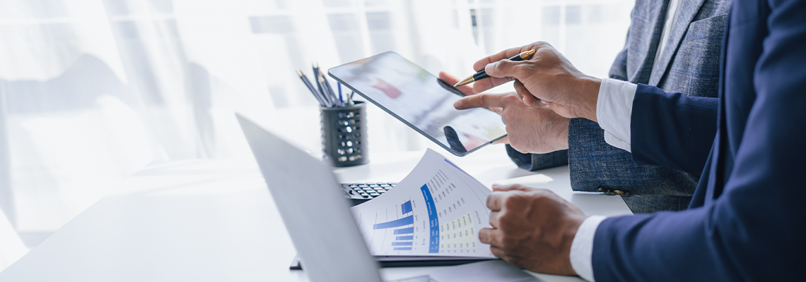 Using tablet pc, Consultant between bookkeepers and accounting lawyer consultation