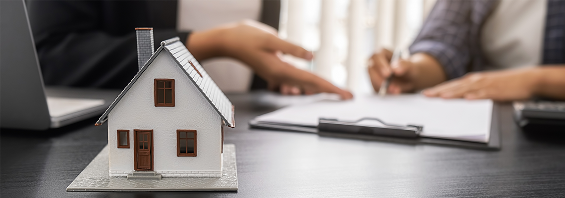 House model with agent and customer discussing for contract