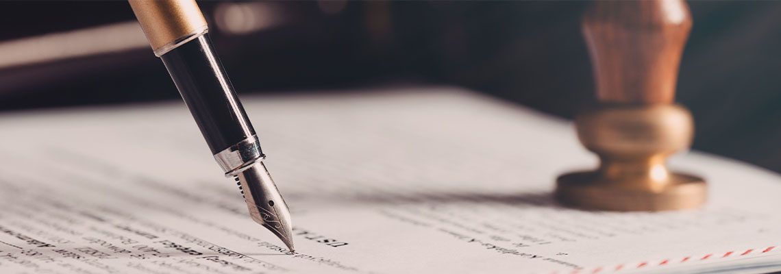 Pen ,Will Document and Notary Stamp