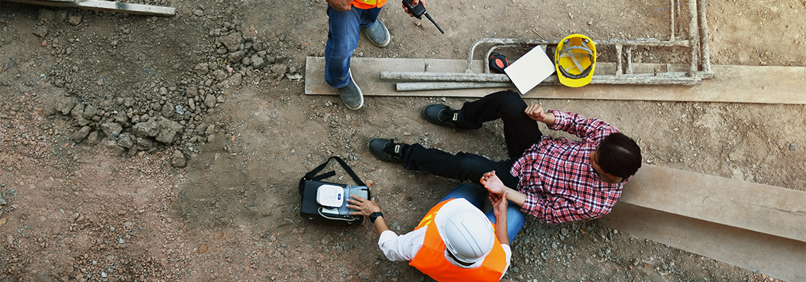 First aid in accident at a construction site