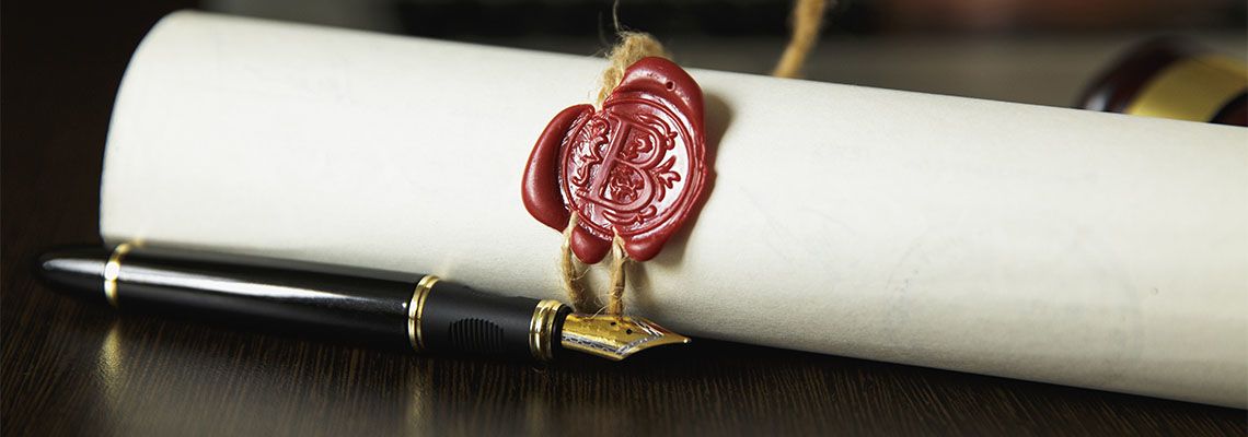 Last will document and pen in table