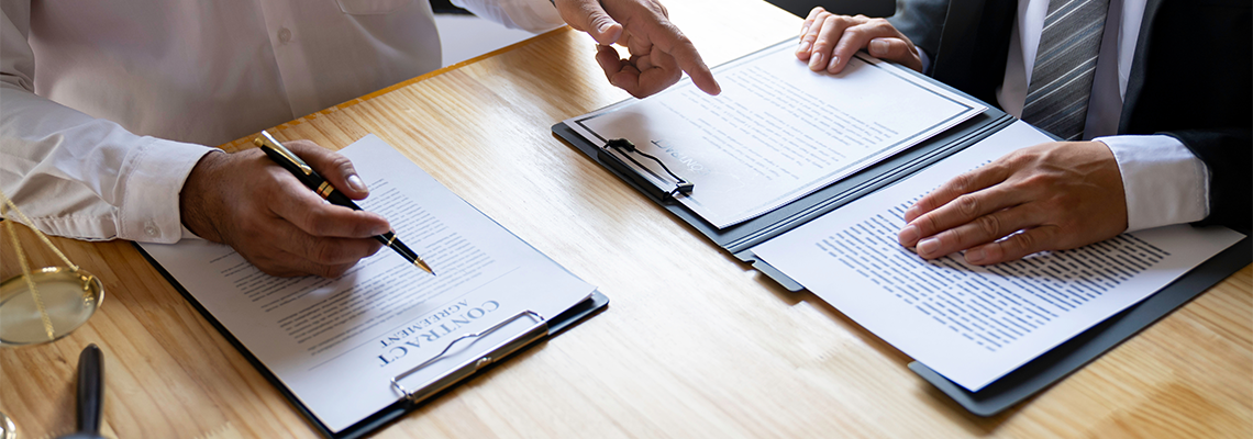 Consultation between male lawyers and business clients