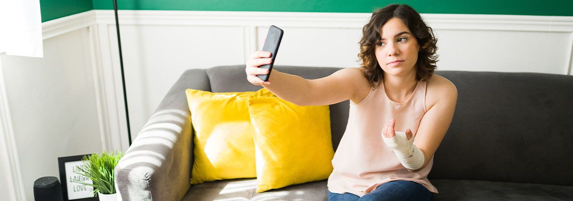 Injured women clicks photo for social media