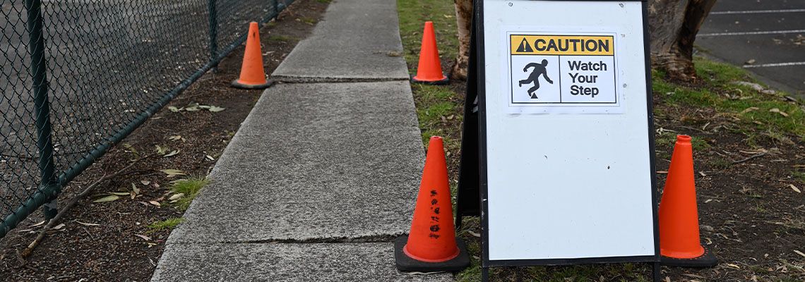 Warning sign about uneven pavement