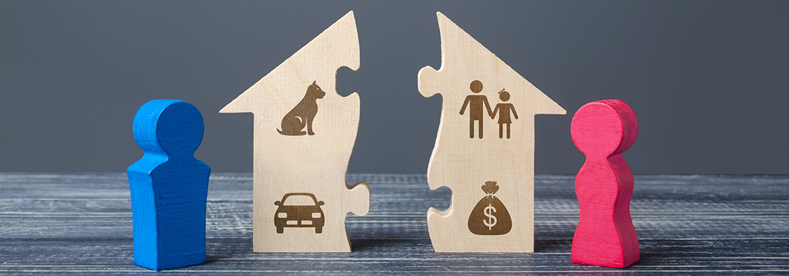Husband and wife divide a house in a divorce process