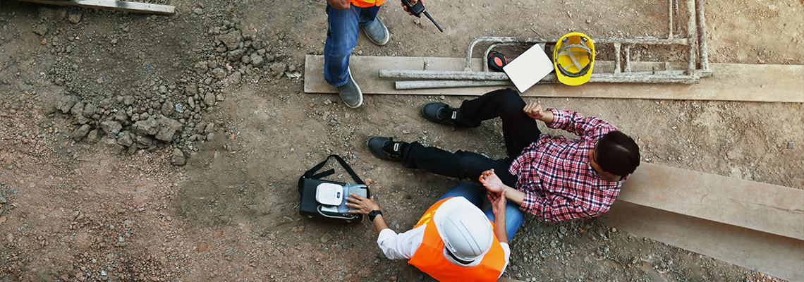 First aid in accident at a construction site