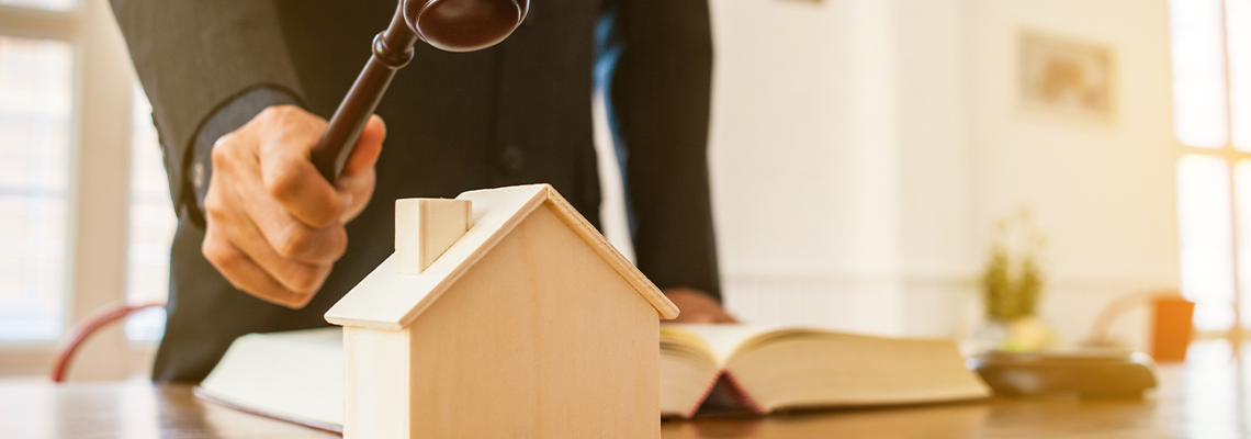 Lawyer Mediating in A Property Dispute