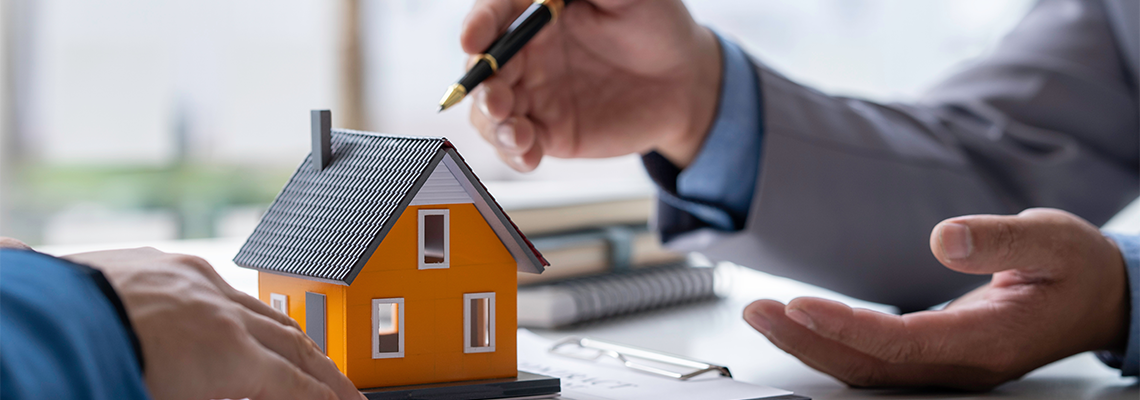 Real estate company to buy houses and land are delivering keys and houses