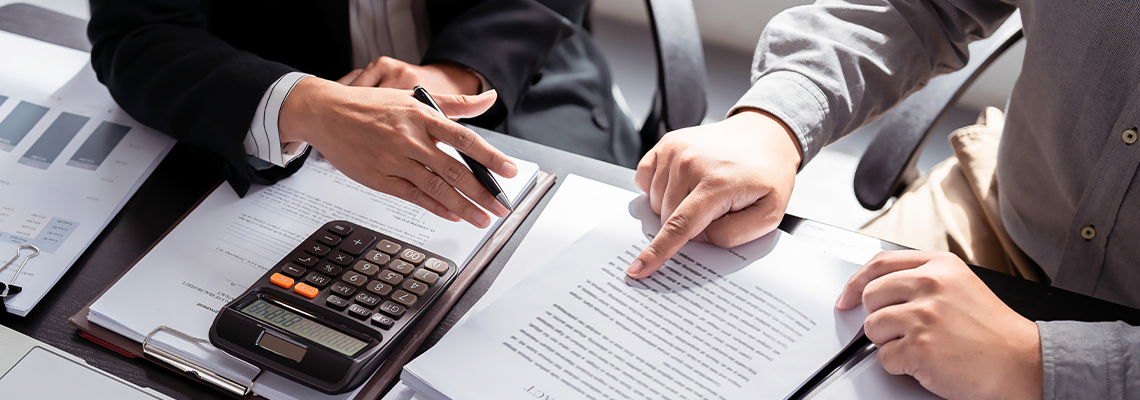Businessman real estate seller discussion to explaining about property investment