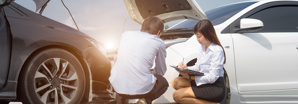 Insurant agent is investigate and review on the accident ocurrence of the car