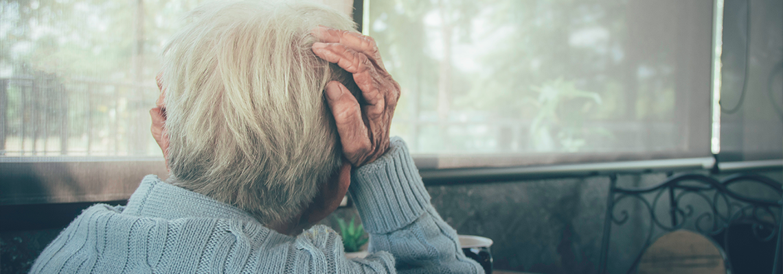 Adult woman / Old person has a headache