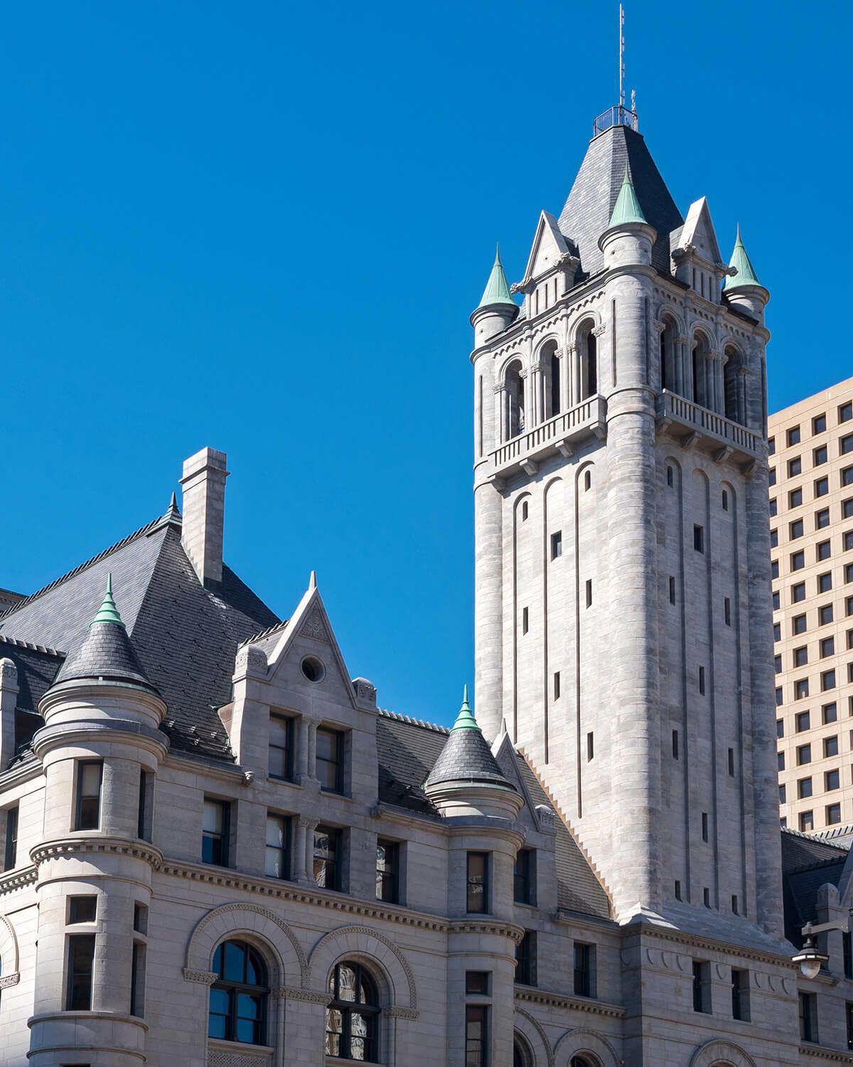 landmark federal courthouse building in milwaukee