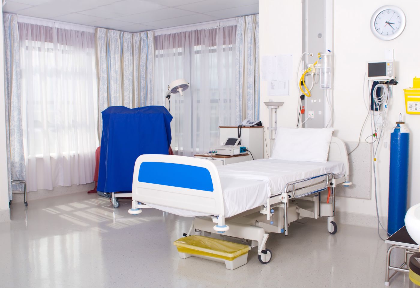 empty hospital room with bed in the center