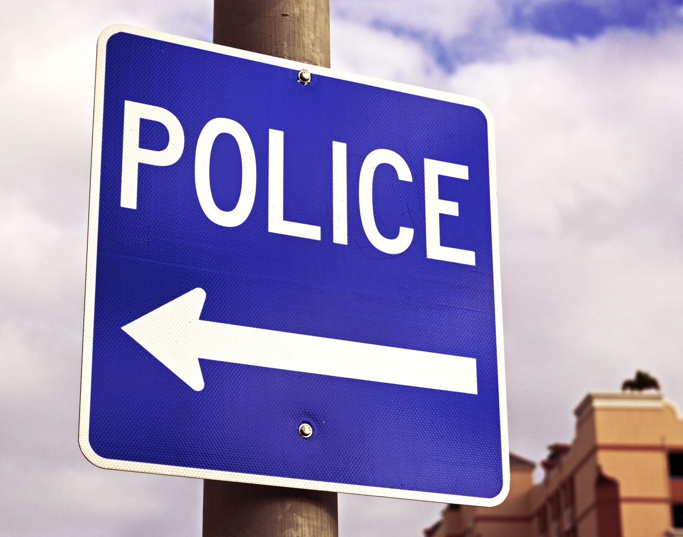 police sign pointing to the left