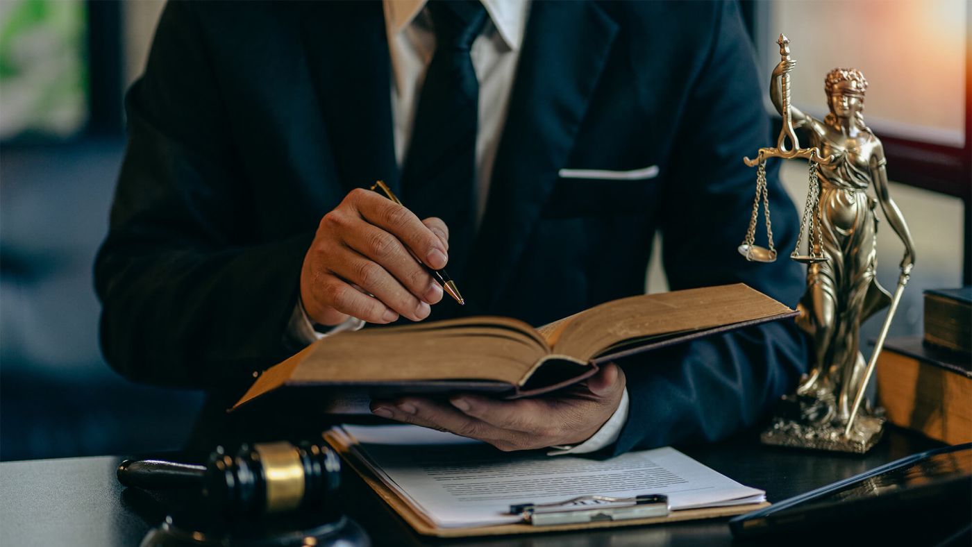 Lawyer's Office of Law Counsel works with the judge's column and the Goddess of Justice's scales on the table