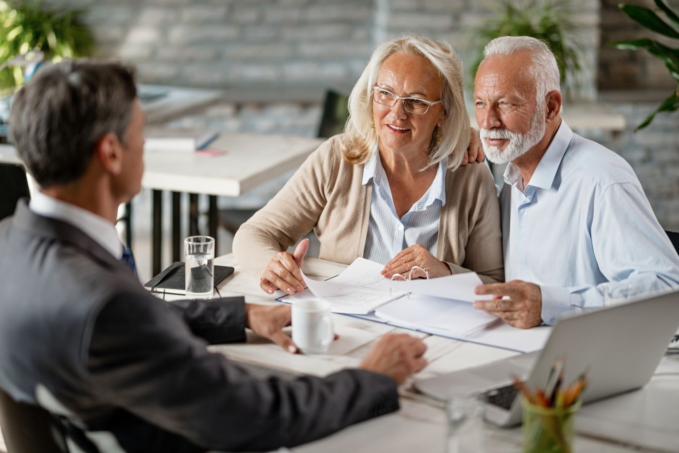 Senior couples consulting with attorney to setup Trust