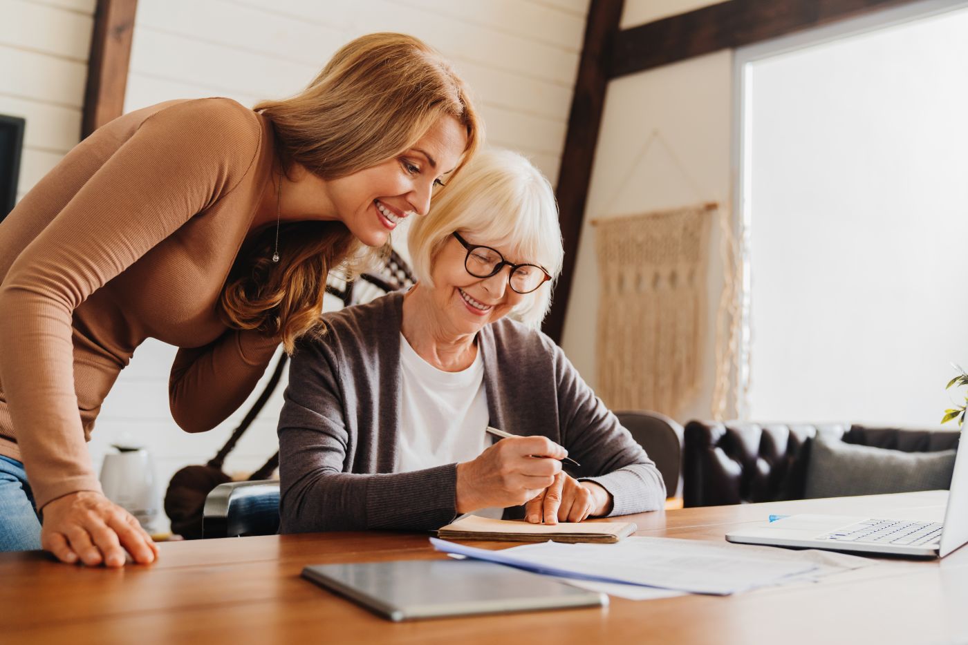 Old women preparing estate plan with help of a young women