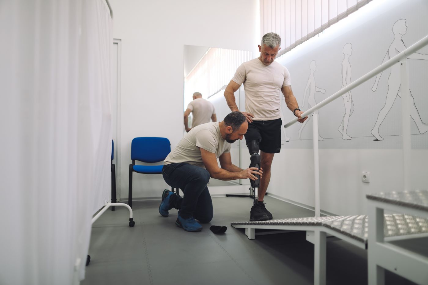Man with prosthetic leg in rehabilitation center