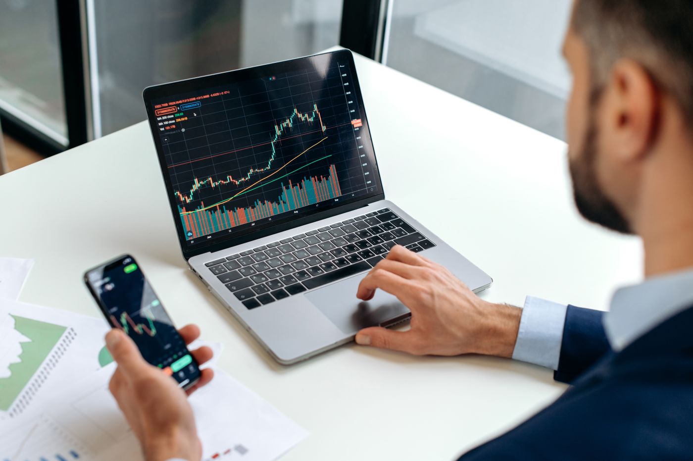 Man buying stocks
