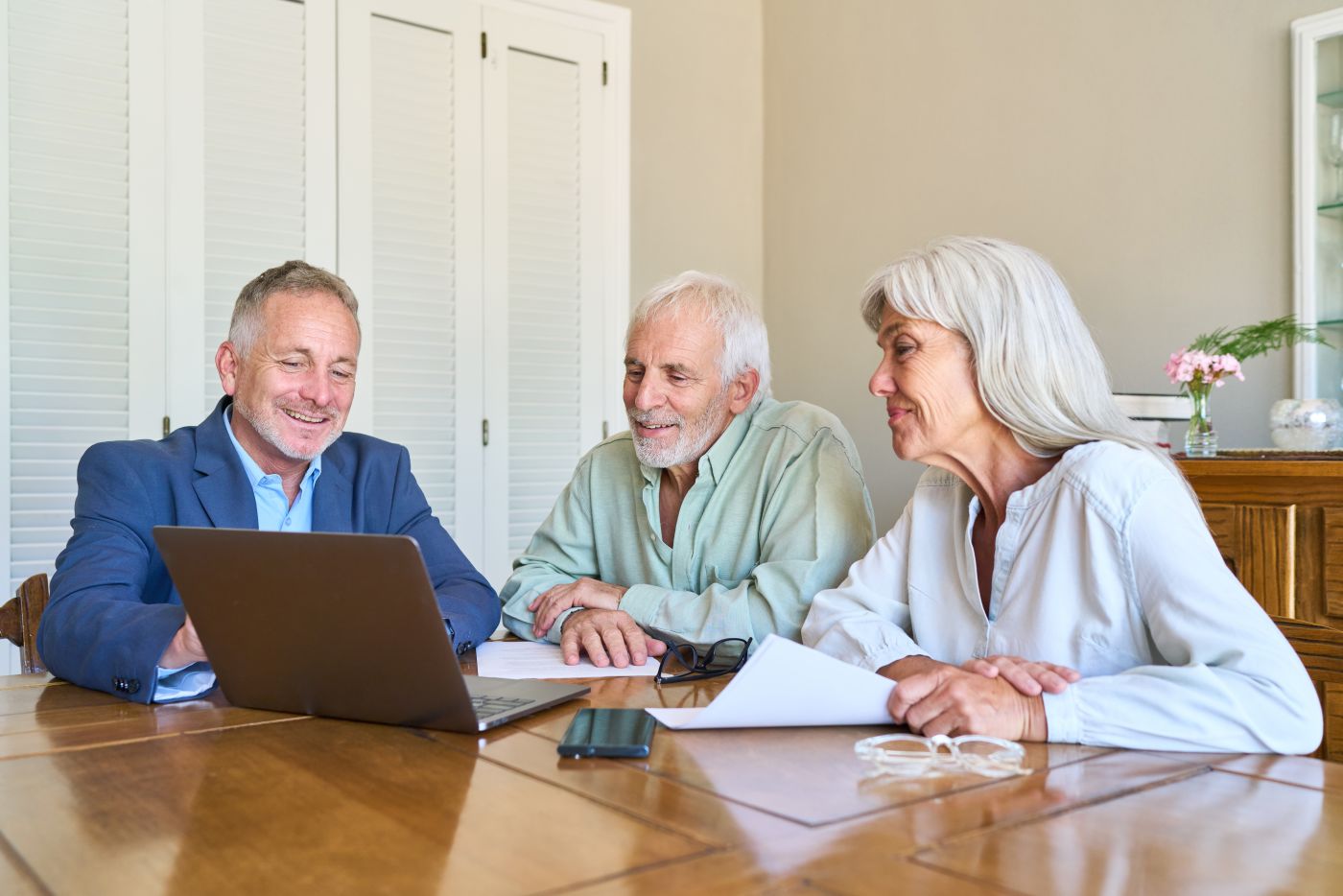 Couples preparing estate plan with help of a professional