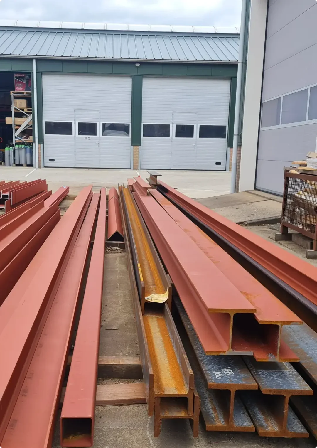 Voorraad stalen balken op het terrein van Belas VOF.