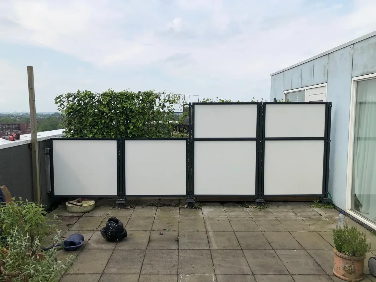 Dit is het aluminium hek APS-33.2-44.2 met glas vanaf het balkon gezien