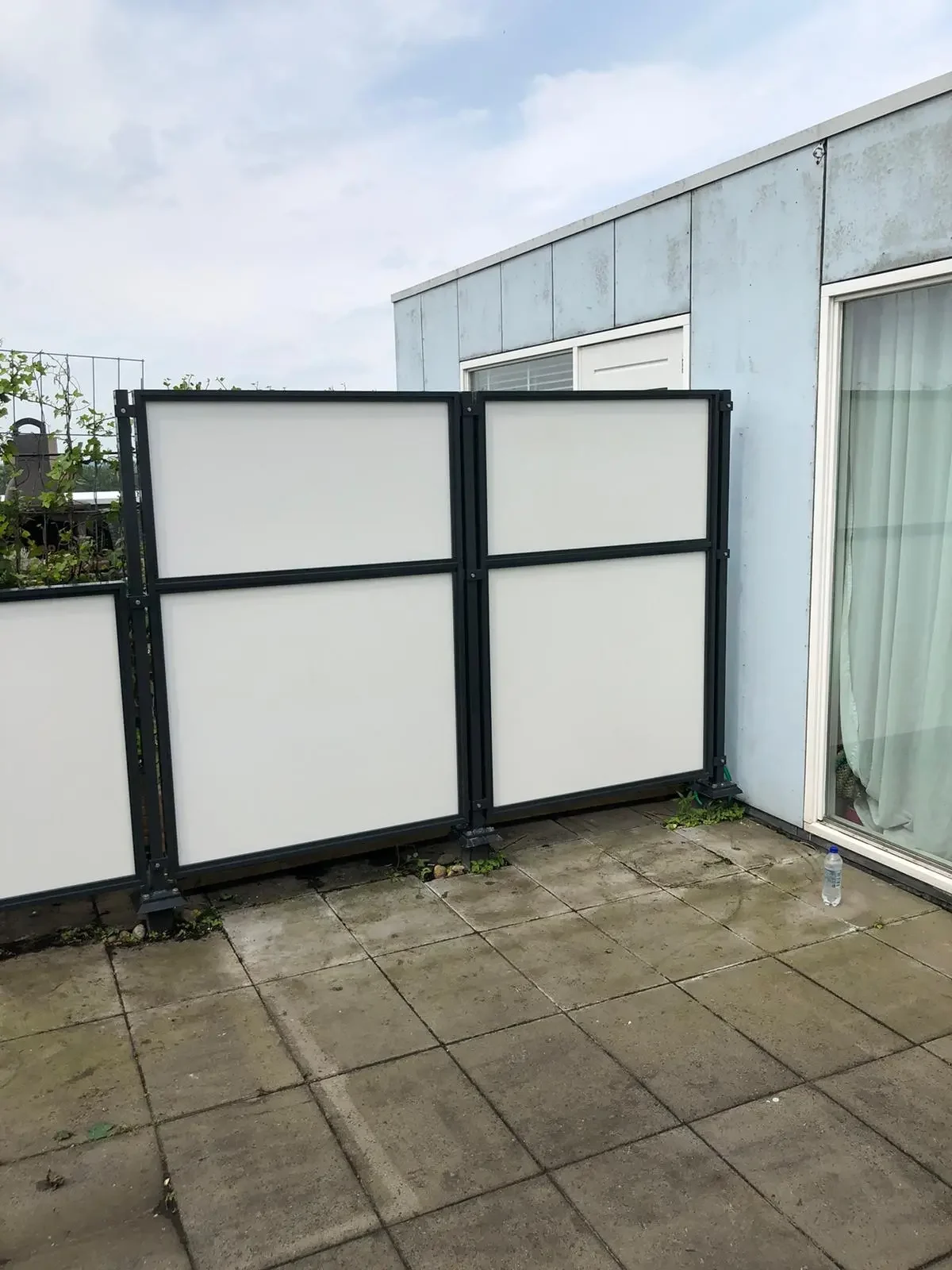 Dit is het aluminium hek APS-33.2-44.2 met glas vanaf het balkon gezien vanuit een andere hoek