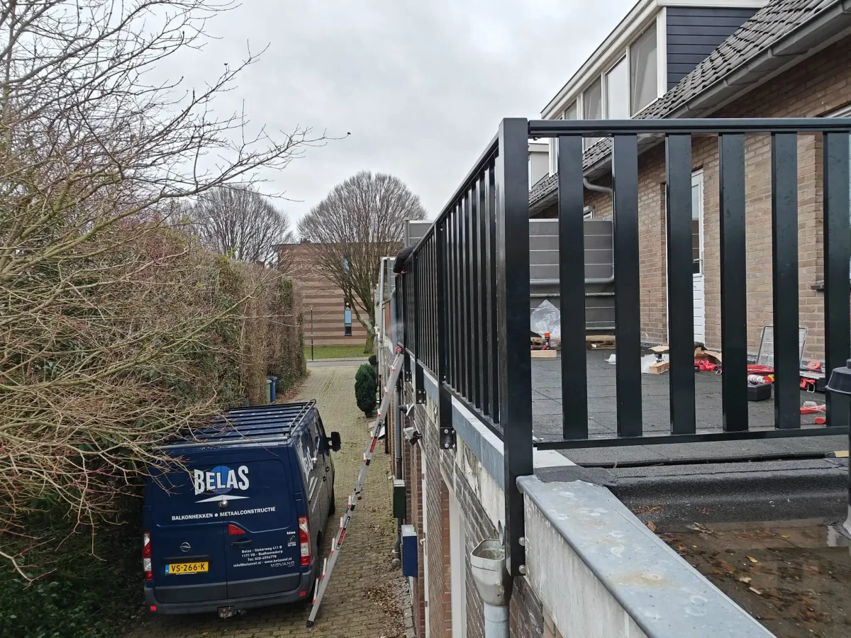 Dit is het aluminium hek ASH-2070 met een donkere RAL kleur vanaf het andere balkon gezien