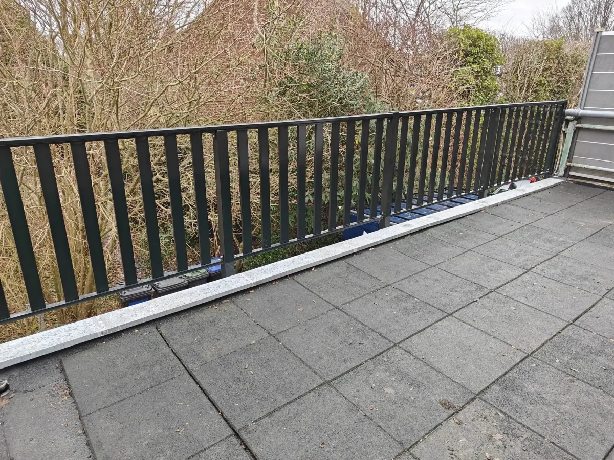 Dit is het aluminium hek ASH-2070 met een donkere RAL kleur vanaf het balkon gezien