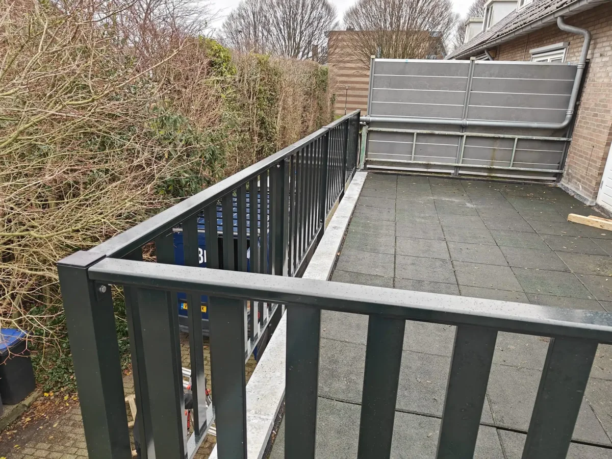 Dit is het aluminium hek ASH-2070 met een donkere RAL kleur vanaf links schuin gezien