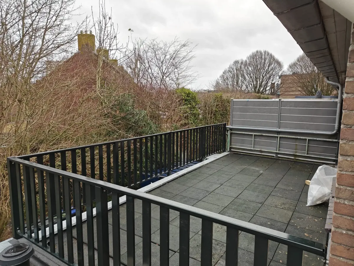 Dit is het aluminium hek ASH-2070 met een donkere RAL kleur vanaf links schuin gezien