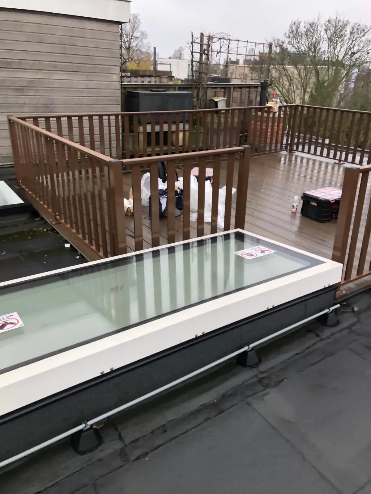 Dit is het aluminium hek ASH-2070 met een bruine RAL kleur vanaf het dak gezien