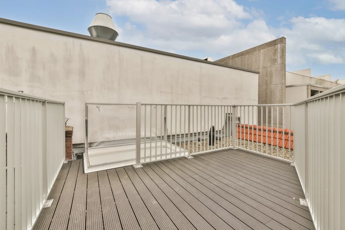 Dit is het aluminium hek ASH-3015 met een witte RAL kleur op een balkon vanaf de achterkant