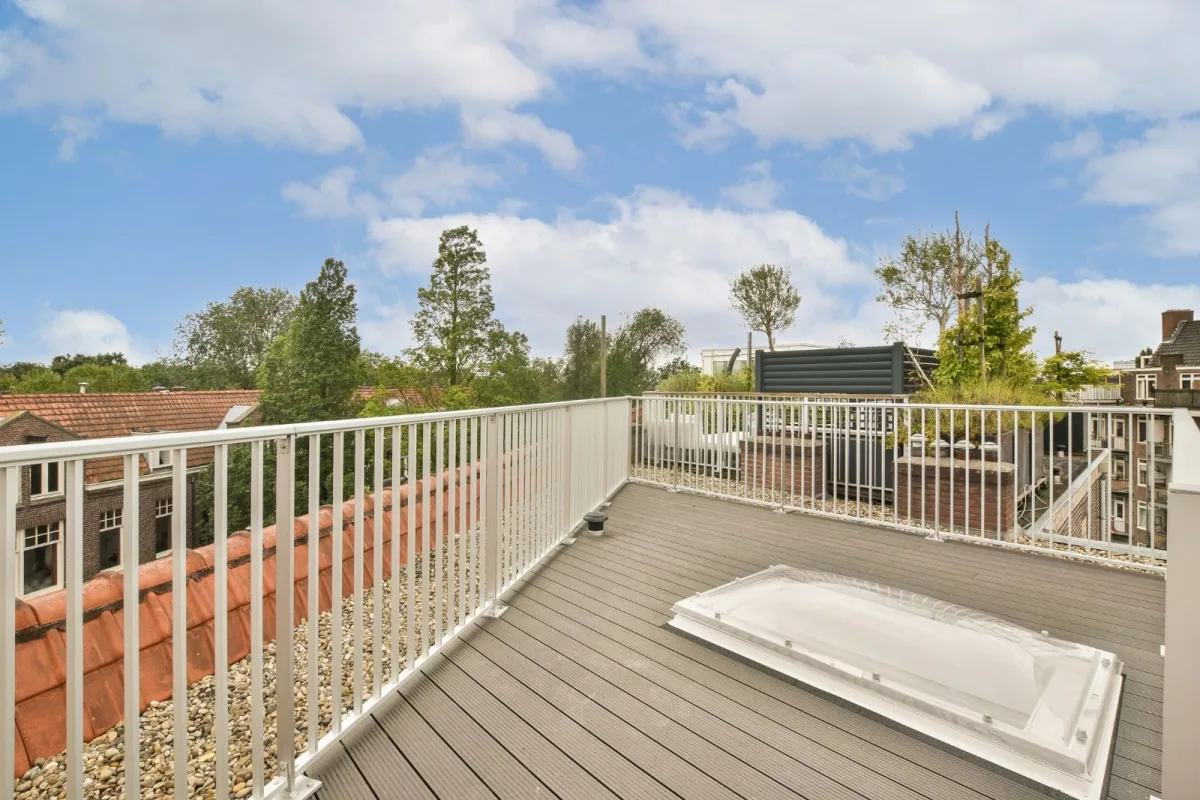 Dit is het aluminium hek ASH-3015 met een witte RAL kleur op een balkon vanaf de zijkant