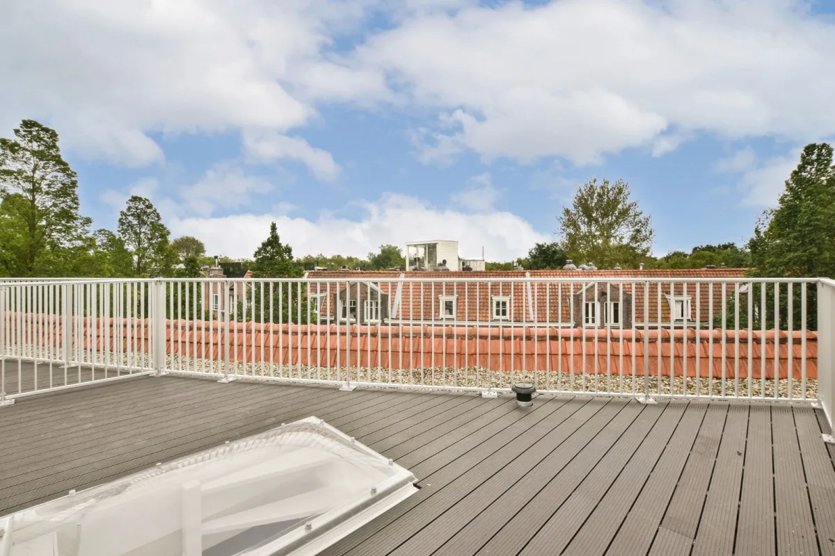 Dit is het aluminium hek ASH-3015 met een witte RAL kleur op een balkon vanaf de voorkant en beneden