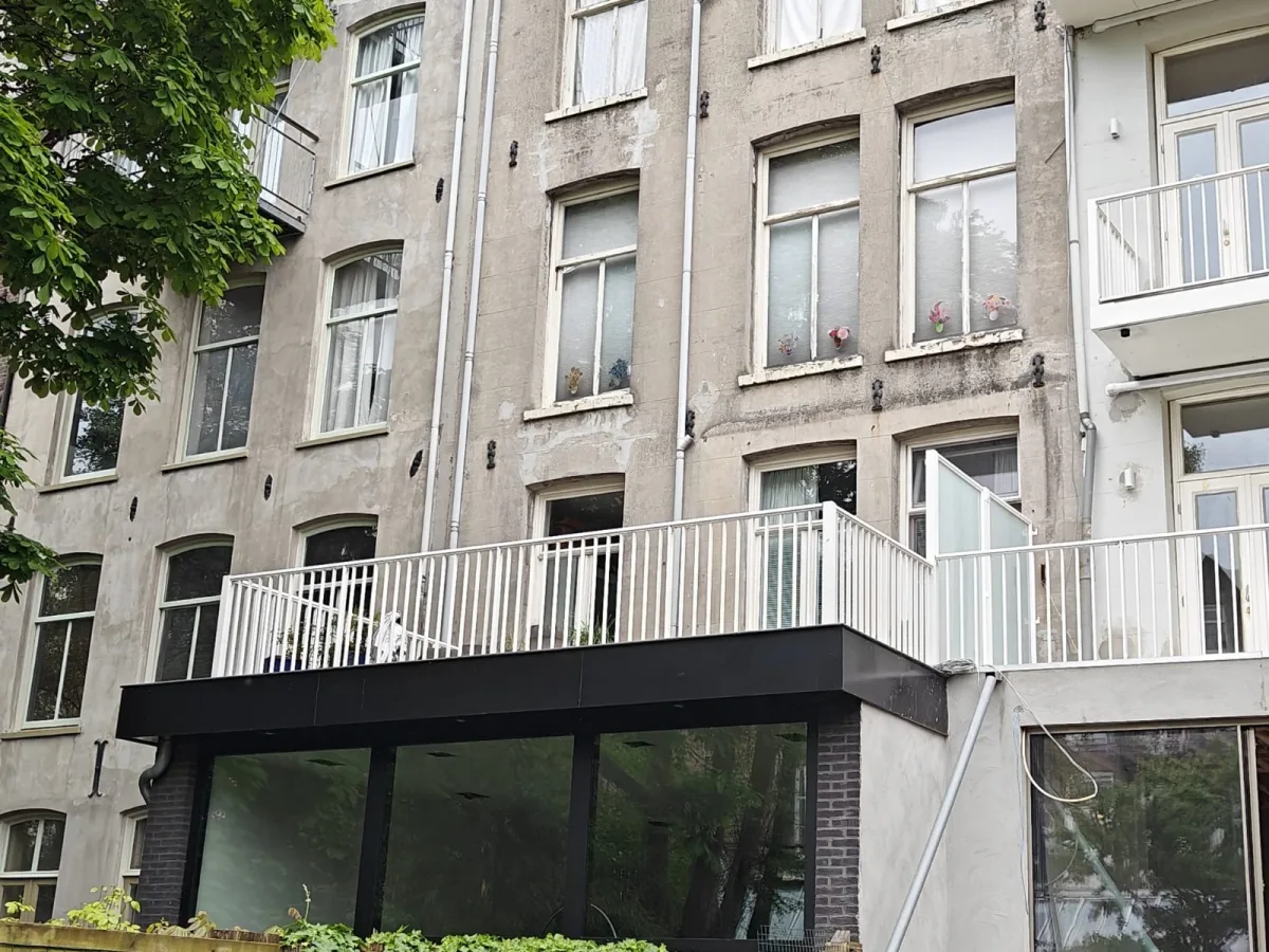 Dit is het aluminium hek ASH-3015 met een witte RAL kleur op een balkon vanaf boven