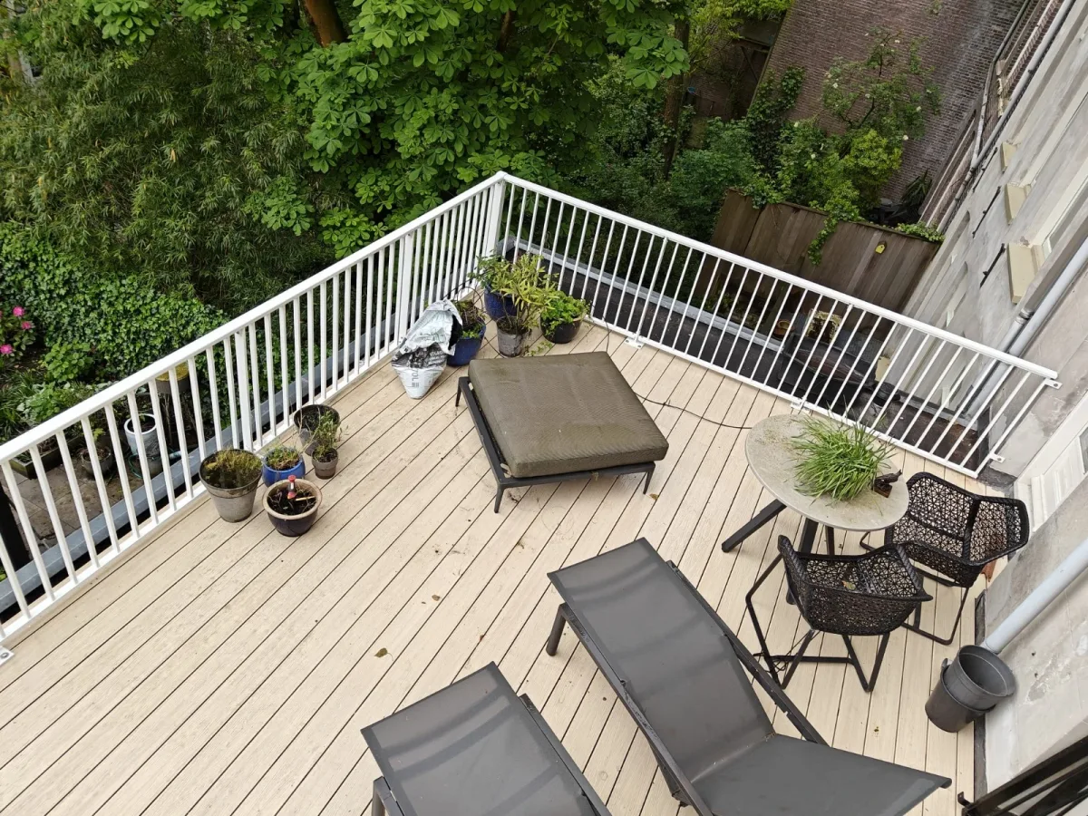 Dit is het aluminium hek AGH-44.2-55.2 vanaf het balkon gezien met houten vlonders kijkend naar rechts