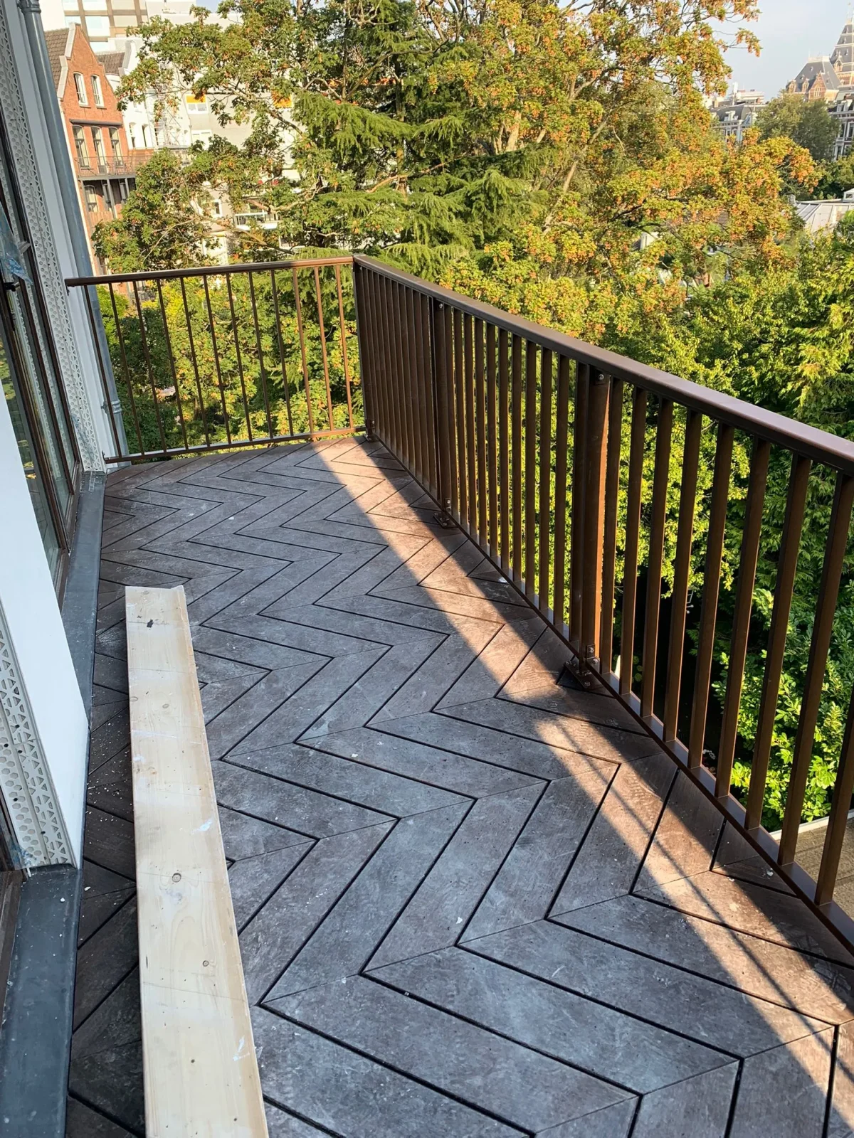 Dit is het aluminium hek ASH-3015 met een donkere RAL kleur op een balkon in de breedte