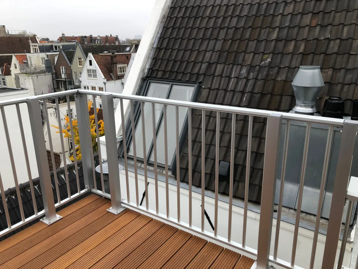 Dit is het aluminium hek ASH-R25, zilver kleurig gezien vanaf het balkon
