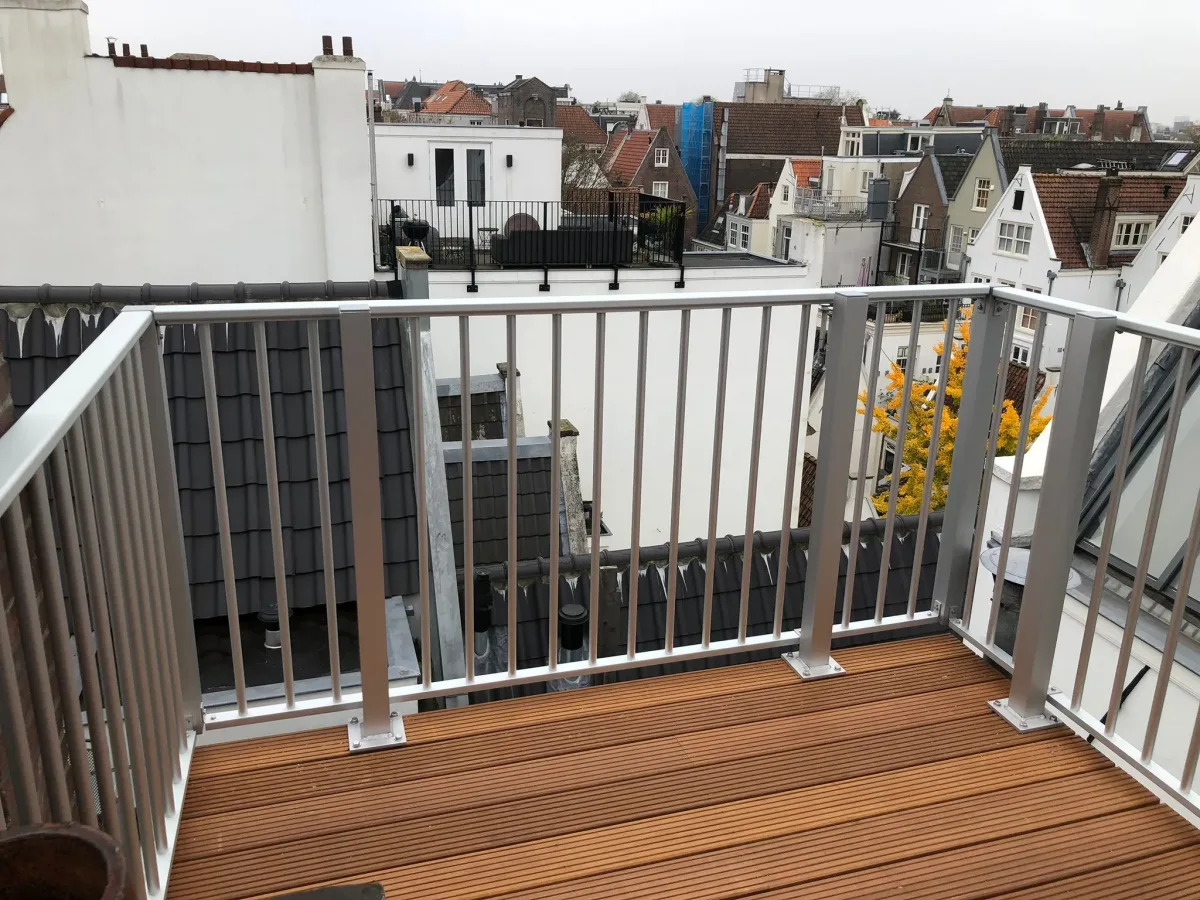 Dit is het aluminium hek ASH-R25, gezien vanaf de voorkant van het balkon