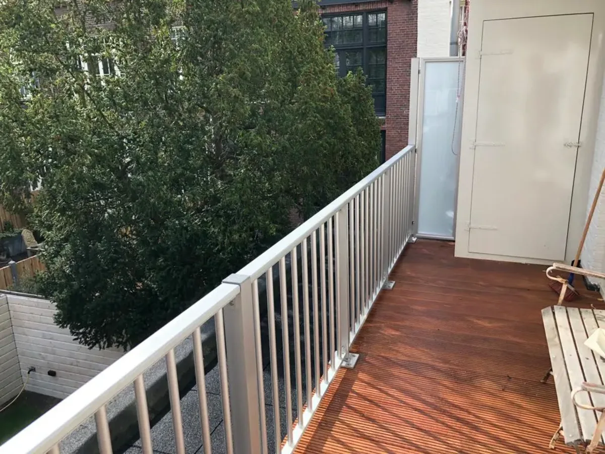 Dit is het aluminium hek ASH-R25, gezien vanaf de zijkant van het balkon